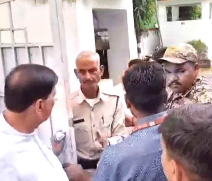 कलेक्टर - भाजपा विधायक में हुई तू तड़ाक  : विधायक ने कलेक्टर को थप्पड़ मारने का किया प्रयास, विधायक समर्थको के साथ खाद संकट को लेकर बंगले के बाहर कर रहे थे प्रदर्शन