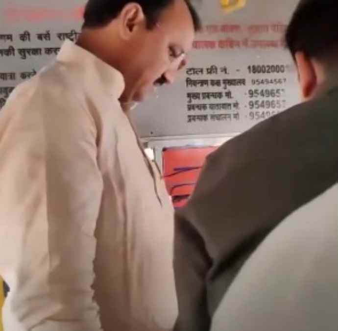 डिप्टी सीएम का रोडवेज बस में निरीक्षण : डिप्टी सीएम बैरवा ने किया चलती रोडवेज बस का औचक निरीक्षण , मेडिकल किट की कमी भी आई सामने
