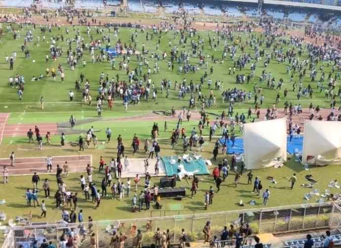 कोलकाता के स्टेडियम में फैंस ने की तोड़फोड़ : बंगाल CM ममता बनर्जी ने घटना पर मांगी माफी, फैंस मेसी के जल्दी जाने से हुए नाराज, कुर्सी-बोतलें फेंकी