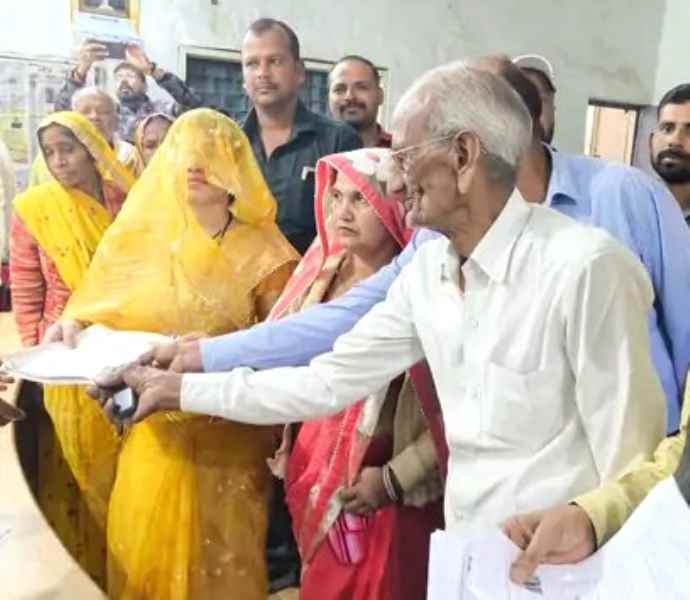 आलमपुर के वार्ड 13 के लिए उपचुनाव : पहला नामांकन पत्र हुआ दाखिल, कांग्रेस पार्षद की छोटी बहू ने भरा नामांकन