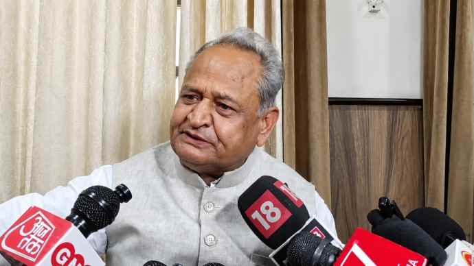 पूर्व सीएम गहलोत का भाजपा पर बड़ा हमला  :भाजपा सरकार पर देश मे लोकतंत्र को खत्म करने का लगाया आरोप, कहा - भैंस-बकरी की तरह बिक रहे सांसद-विधायक