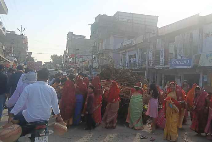 वीडियो न्यूज़ : होली का दहन रात 1:26 से 1:38 बजे तक होगा : नीमकाथाना में गोड़ावास, नापावाली, मंडोली, सिरोही सहित कई स्थानों पर होगा होलिका दहन, महिलाओ ने की पूजा अर्चना