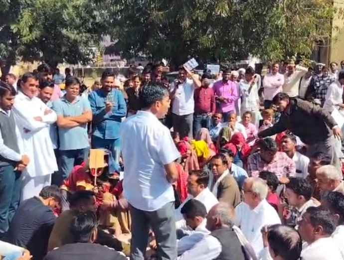 रींगस में प्रसूता और नवजात की मौत का मामला : परिजनों और ग्रामीणों का अस्पताल परिसर में धरना प्रदर्शन, परिजनों ने डॉक्टर पर लगाया लापरवाही का आरोप