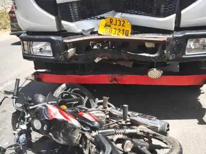 हादसे में सरकारी टीचर और पत्नी की मौत : ट्रेलर से आमने-सामने की भिड़ंत में बाइक से उछलकर गिरे, पुलिस ने ट्रक को जब्त किया,  चालक की तलाश जारी