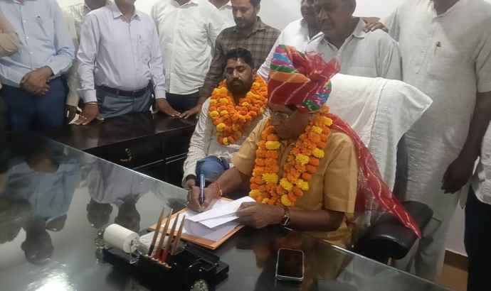 वीडियो न्यूज : नीमकाथाना में अध्यक्ष मेगोतिया ने कार्यभार ग्रहण किया : अध्यक्ष महेश मेगोतिया बोले - सभी को साथ लेकर शहर के विकास के लिए करेंगे कार्य