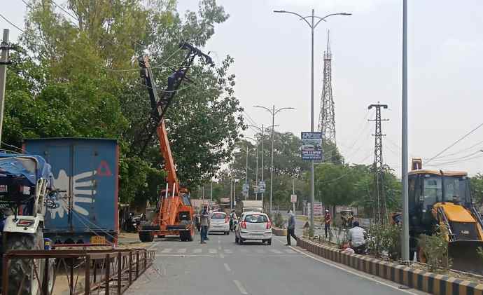 वीडियो न्यूज़ : नीमकाथाना में बिजली पोल से टकराया दूध से भरा ट्रक : हादसे में ट्रक का अगला हिस्सा हुआ क्षतिग्रस्त, शहर में बिजली हुई गुल, बिजली विभाग की टीम विद्युत आपूर्ति बहाल करने में लगी