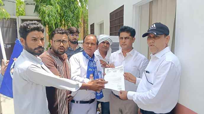 वीडियो न्यूज़ : नीमकाथाना के डूंगा की नांगल मामला : आरोपियों के गिरफ्तारी की मांग, दी उग्र आंदोलन की चेतावनी, ग्रामीण बोले - नियम विरुद्ध चल रही खान