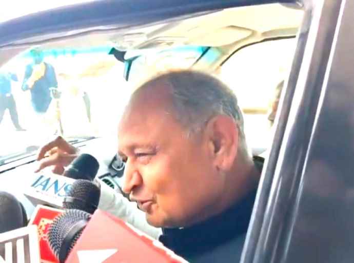 वीडियो लाइव : गहलोत बोले - पायलट की दोनों टांगे कांग्रेस में ही रहेंगी : मानेसर कांड का जिक्र करते हुए गहलोत ने पायलट को लेकर दिया बड़ा बयान, कहा वो हमे छोड़कर नही जायेंगे