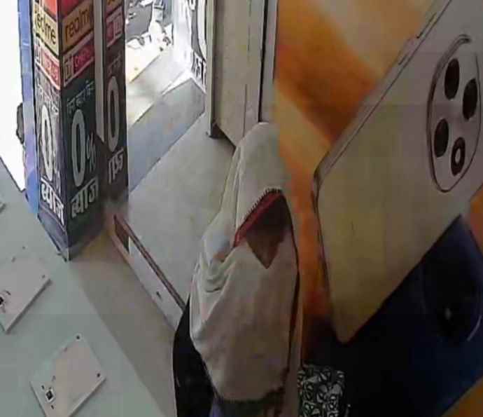 वीडियो न्यूज़ : नीमकाथाना में दिनदहाड़े चोरी की वारदात : तोलिए से चेहरा ढके युवक ने दी वारदात को अंजाम, पुलिस CCTV फुटेज के आधार पर जांच में जुटी