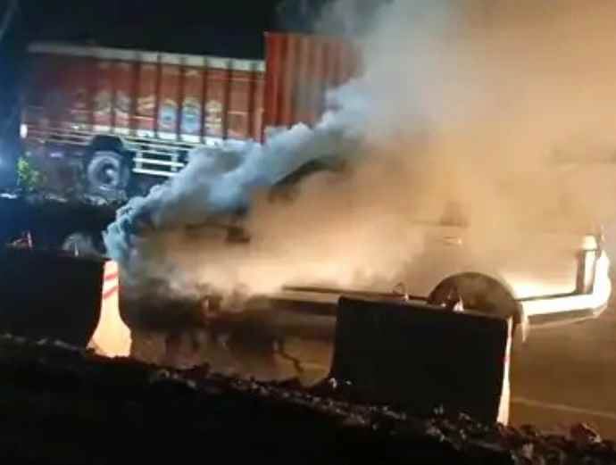 सांसद लुंबाराम चौधरी की रेंज रोवर बनी आग का गोला : बीच हाइवे पर मची चीख-पुकार, नासिक-मुंबई हाईवे पर त्र्यंबकेश्वर दर्शन करने जाते समय हुआ हादसा
