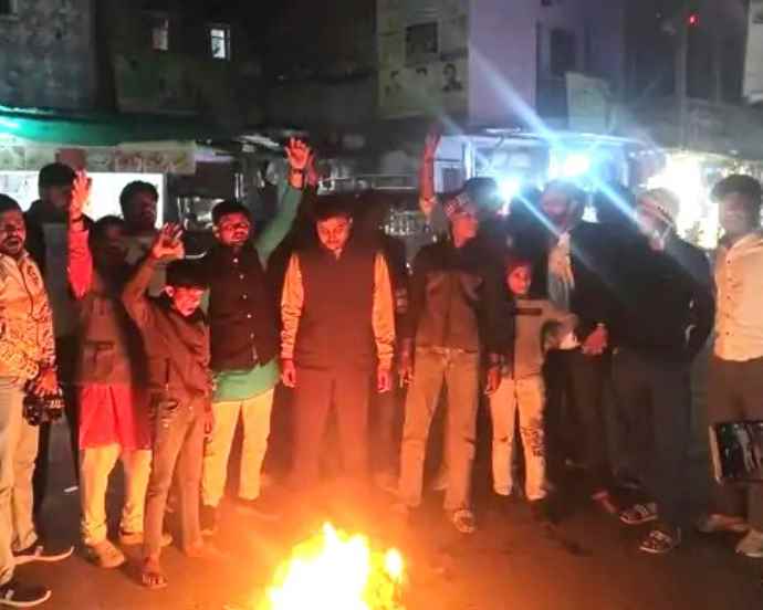 लहार में आतंकवाद का पुतला दहन : बजरंग दल सहित हिंदू संगठनों बांग्लादेश में हिंदुओं पर अत्याचार के विरोध में किया प्रदर्शन