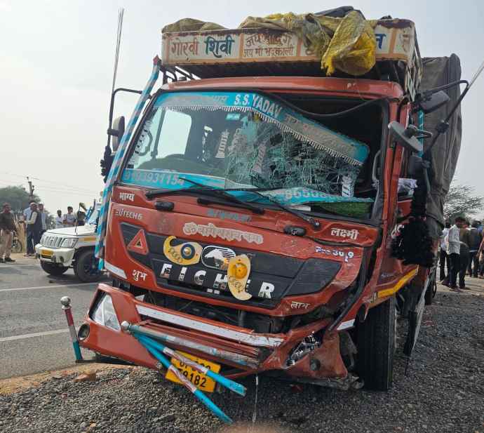मनोहरपुर-दौसा हाईवे पर भीषण हादसा : ट्रक  और कार की भिड़ंत में तीन लोगों की मौत, घायलों को निम्स में करवाया भर्ती, कार के उड़े परखच्चे