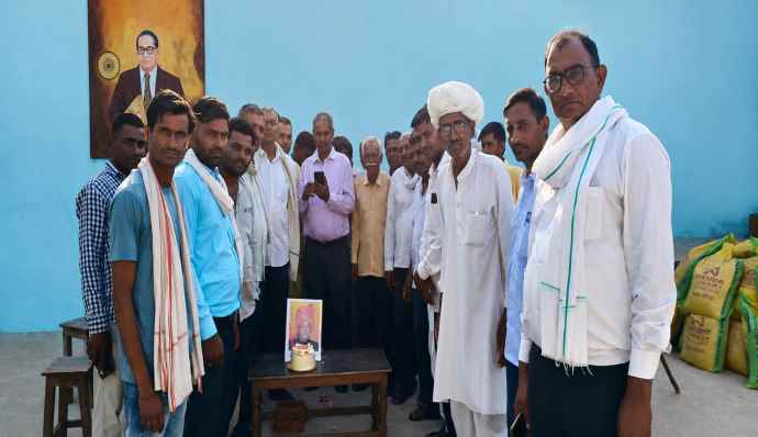 पूर्व विधानसभा अध्यक्ष का जन्मदिन मनाया : कांग्रेस कार्यकर्ताओं ने केक काटकर शेखावत का मनाया जन्मदिन, दीर्घायु की कामना की