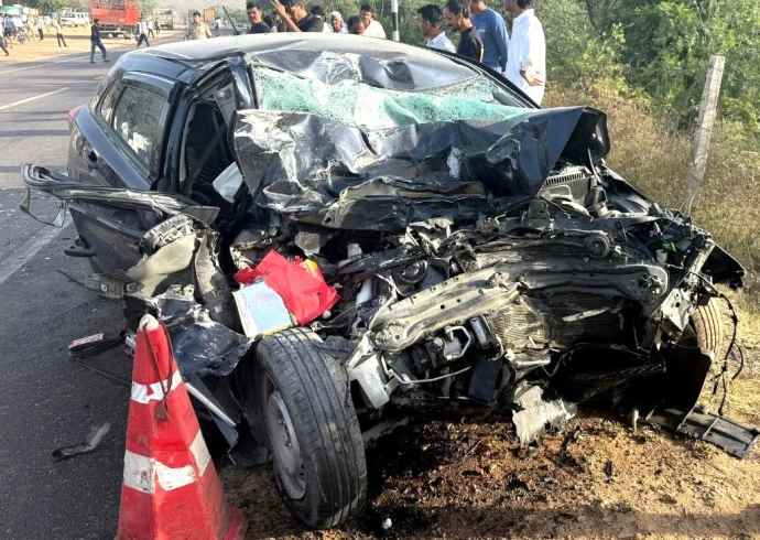 तेज रफ्तार कार और ट्रेलर की भिड़ंत : हादसे में दो युवकों की दर्दनाक मौत, राह चलती एक छात्रा सहित तीन लोग गंभीर रूप से घायल, खाटूधाम से दर्शन कर लौट रहे थे यूपी