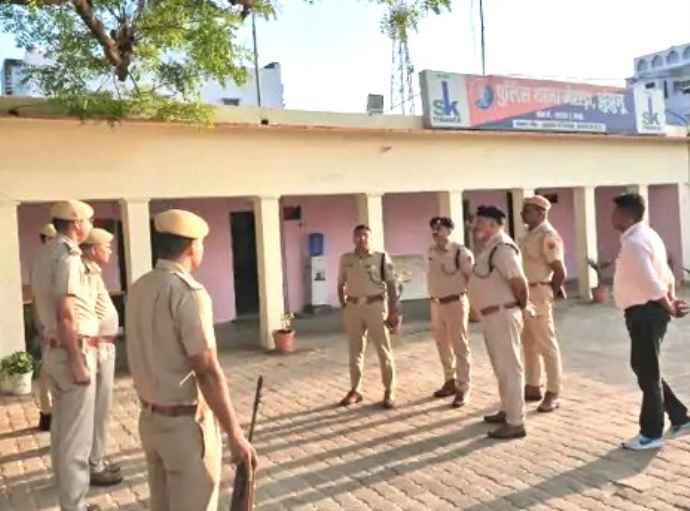 झुंझुनूं एसपी ने मेहाड़ा थाने का किया निरीक्षण : थाना क्षेत्र की ली जानकारी, साइबर क्राइम पर चिंता जताई, सीमावर्ती इलाकों में गश्त बढ़ाने, अपराधियों को पकड़ने के दिए निर्देश