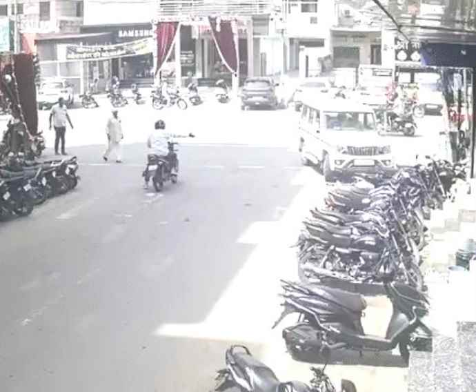 बोलेरो ने बुजुर्ग को मारी टक्कर, दुबारा रौंदने की कोशिश की : बुजुर्ग गंभीर हालत में जयपुर रेफर, बोलेरो चालक को पुलिस ने हिरासत में लिया, बुजुर्ग का बेटा सीआरपीएफ में एसआई