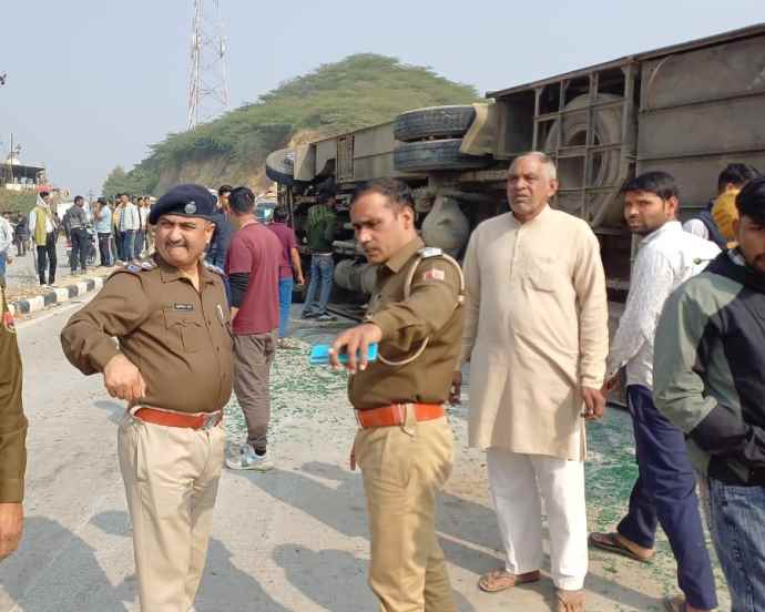 वीडियो न्यूज़ : खेतड़ी में बस अनियंत्रित होकर पलटी : हादसे में 16 घायल, पांच का गंभीर हालत में झुंझुनूं में उपचार, बस में 35 सवारियां थी सवार, बस नीमकाथाना से आई थी