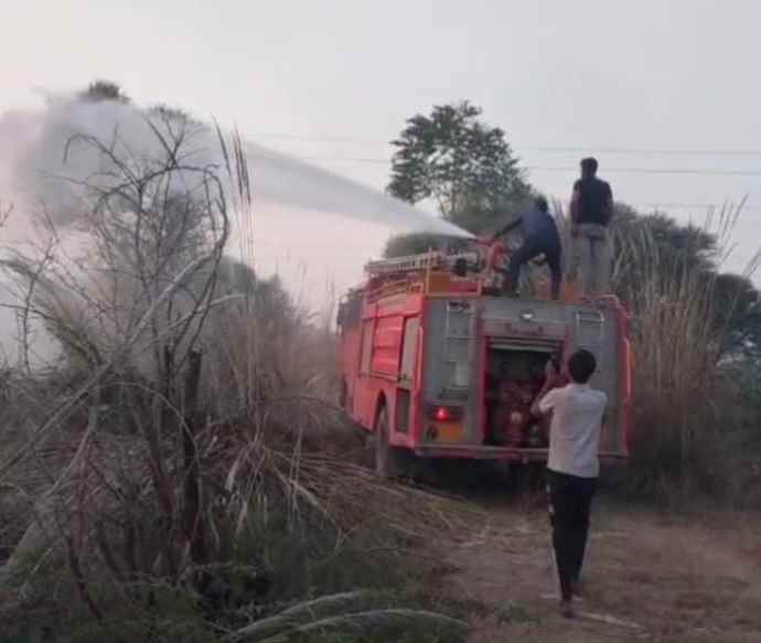 वीडियो न्यूज़ : कसावती नदी की तलहटी में लगी भीषण आग़ : फायर बिग्रेड खोजती रही रास्ता, आग के कारणों का नहीं चल पाया पता, आग पर पाया गया काबू