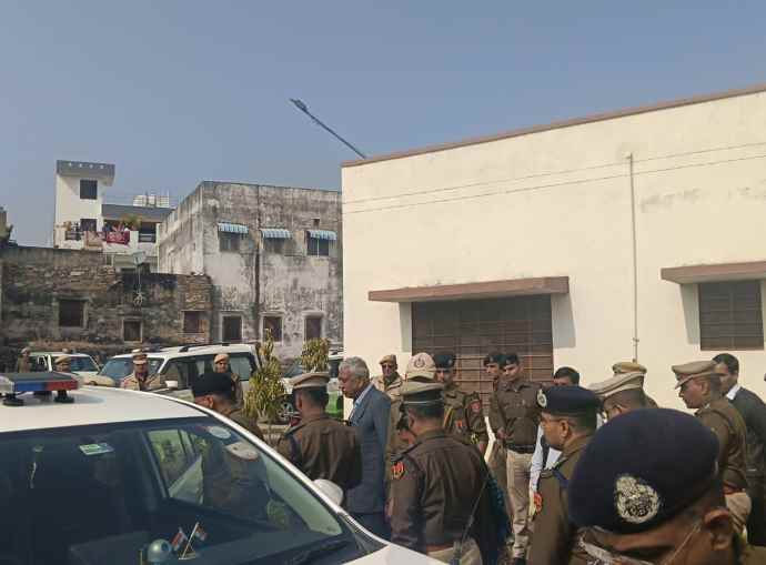 वीडियो न्यूज़ : डीजीपी राजीव शर्मा की नीमकाथाना में बैठक : बैठक सीकर - चूरू और  झुंझुनू सहित 7 एसपी हुए शामिल, क्राइम कंट्रोल को लेकर एक्शन प्लान