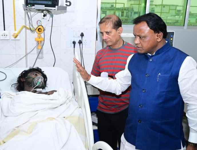 कटक के सरकारी अस्पताल में लगी आग : हादसे में 10 मरीजों की मौत, कई कर्मचारी झुलसे, सीएम ने की पीड़ितों से मुलाकात, मृतकों के परिजनों को 25-25 लाख का मुआवजा