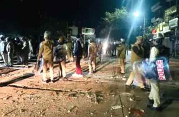 चौमूं में जबरन लगाई रेलिंग, हटाई तो पथराव :  मस्जिद मामले में पुलिसवालों का सिर फोड़ने वालों में महिला पत्थरबाज भी शामिल, अब तक 110 अरेस्ट, इंटरनेट रविवार तक बंद