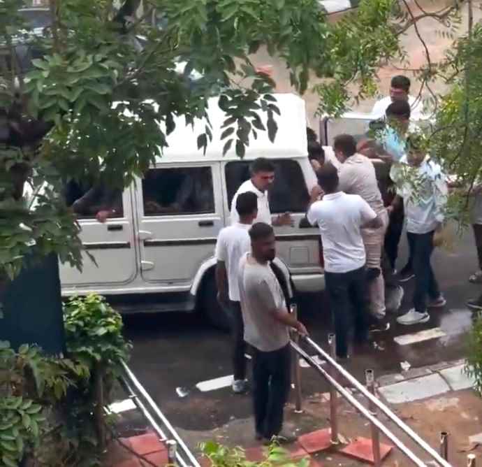 वीडियो लाइव : छात्रनेता निर्मल को पुलिस ने गिरप्तार किया : निर्मल यूनिवर्सिटी में एग्जाम देने आए थे , पुलिस बोली- MLA अभिमन्यु को गिरप्तार नही किया, जबरदस्ती गाड़ी में घुसे