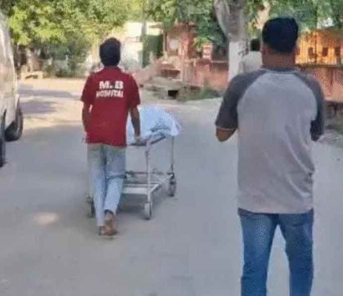 उदयपुर में चाकूबाजी में घायल हुए स्टूडेंट की मौत : अस्पताल में पहुंछे लोग और नारेबाजी की, भारी पुलिस जाब्ता तैनात, लोगो का 4 दिन तक गुमराह करने का आरोप