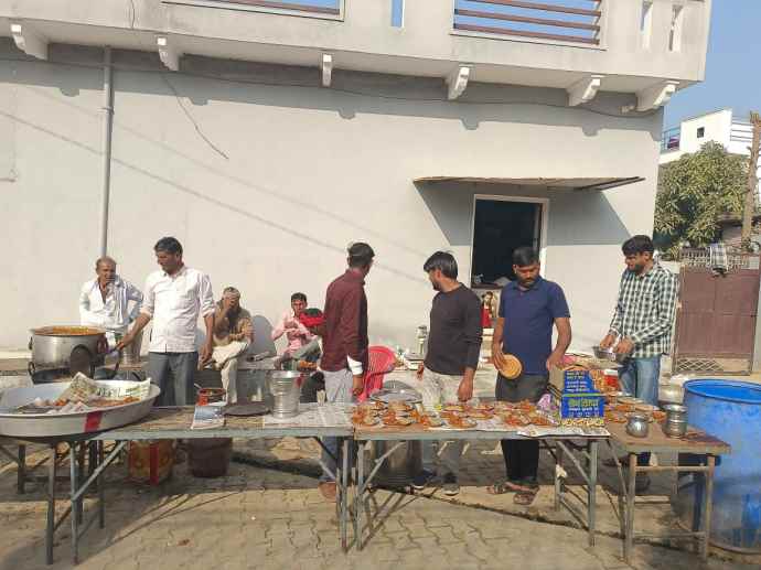 बालाजी महाराज के पोषबड़ा महोत्सव में उमड़ी भीड़ : ग्रामीण प्रतिवर्ष करते है पोषबड़ा महोत्सव का आयोजन, बालाजी महाराज के भक्तो ने ली प्रसादी