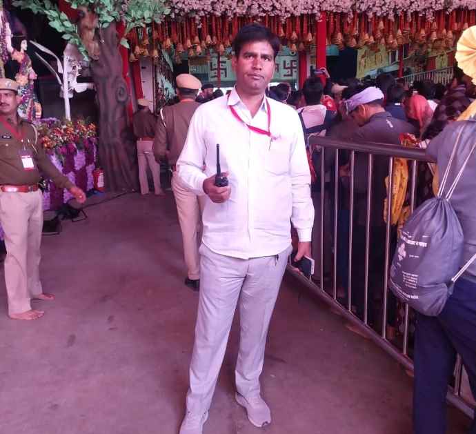 प्रमोशन होने पर गाँव में हर्ष का माहौल : विकास मान का सीआईडी स्पेशल ब्रांच में असिस्टेंट सब इंस्पेक्टर पद पर हुआ प्रमोशन, बांटी मिठाई