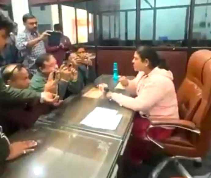 वीडियो लाइव : दैनिक भास्कर के स्टिंग ऑपरेशन पर घमासान : विधायकों पर 'विधायक निधि' जारी करने के बदले रिश्वत का आरोप, विधायक बनावत बोली - "दैनिक भास्कर खबर का खंडन छापे, नहीं तो मैं कोर्ट ..”