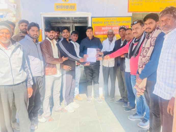 वीडियो न्यूज़ : स्कूल अन्यत्र ट्रांसफर करने पर ग्रामीणों में आक्रोश : ग्रामीणों ने नीमकाथाना CBEO को सौंपा ज्ञापन, कहा - जंगली जानवरों का बना रहता है डर