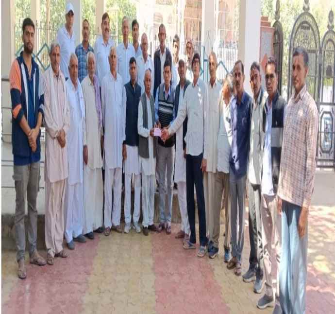 पुत्रो ने पिता की इच्छा पूर्ण की : शिव गौशाला रघुनाथपुरा को 76,100 रूपये स्व.अर्जुन राम की याद में भेंट किए