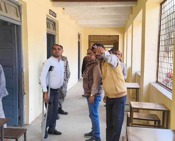 एसडीएम ने की प्राचार्य की तारीफ : लहार एसडीएम ने किया परीक्षा केन्द्र का औचक निरीक्षण, आंगनबाड़ी केन्द्रों पर मिला अव्यवस्थाओं का अंबार