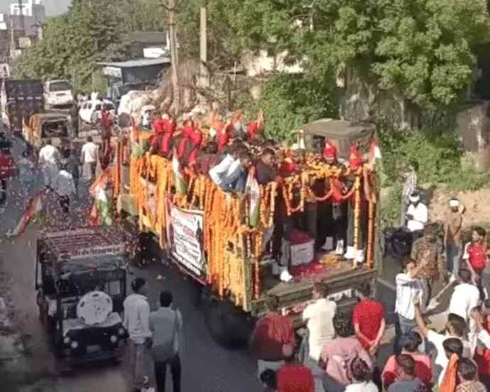 शहीद अग्निवीर की निकाली तिरंगा रैली : तिरंगा रैली पर लोगों ने की पुष्पवर्षा, 68 दिन बाद मिली थी बॉडी, मां विनोद कंवर का रो-रोकर बुरा हाल