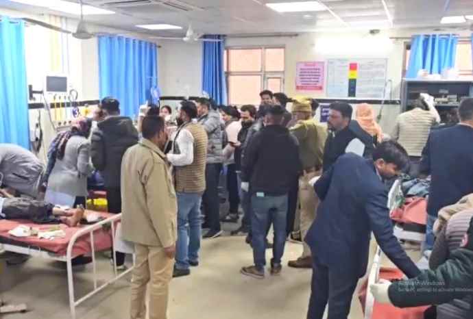 डीडवाना में बच्चों से भरी पिकअप-पलटी : हादसे में 40 से ज्यादा बच्चे घायल, 1 जयपुर रेफर, सभी बच्चे गणतंत्र-दिवस का कार्यक्रम देख लौट रहे थे