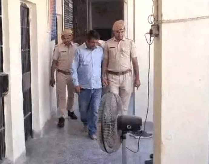 अवैध हथियार के साथ कॉन्स्टेबल और LDC गिरफ्तार : पूर्व मंत्री का गनमैन भी रह चुका पुलिसकर्मी,  दोनों को थाने के सामने से ATS ने पकड़ा