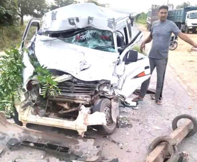 सिंघाना में गाड़ी का हुआ एक्सीडेंट : हादसे में गाड़ी चालक हुआ घायल, अज्ञात वाहन चालक फरार, गाड़ी अख़बार ले जा रही थी, पुलिस जाँच में जुटी
