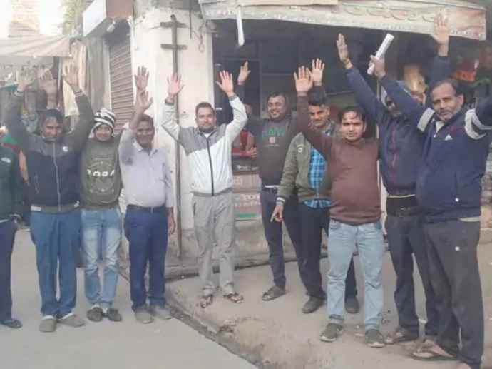 सिंघाना में टूटी नाली की मरम्मत की मांग : आक्रोशित व्यापारियों ने किया विरोध प्रदर्शन, प्रशासन पर लगाया अनदेखी का आरोप, कहा - लोग गिरकर हो रहे चोटिल