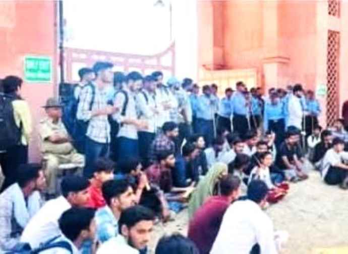SFI ने की शेखावाटी यूनिवर्सिटी में तालाबंदी : यूनिवर्सिटी का मुख्य गेट बंद कर धरने पर बैठे स्टूडेंट्स, यूनिवर्सिटी के पास बस स्टैंड बनाने की है मांग