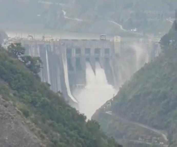 वीडियो लाइव : सेना ने पाकिस्तान के 50 से ज्यादा ड्रोन गिराए : जम्मू-कश्मीर के सभी स्कूल - कॉलेज 10 मई तक बंद, जैसलमेर में पाकिस्तानी ड्रोन को मार गिराया