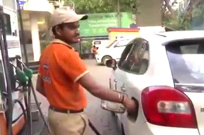 देश में पेट्रोल - डीजल की कीमतें बढ़ी : पेट्रोल - डीजल की कीमतें 3 रुपए बढ़ी, दिल्ली में पेट्रोल 97.77 रुपए, डीज़ल 90.67 रुपए प्रति लीटर मिलेगा