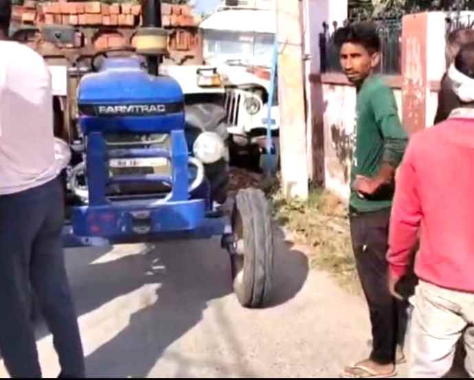 नीमकाथाना में भीषण सड़क हादसा : ईंटो से भरे ट्रैक्टर ट्राली और सवारी गाड़ी की आमने-सामने की भिडंत, हादसे में महिला यात्री घायल