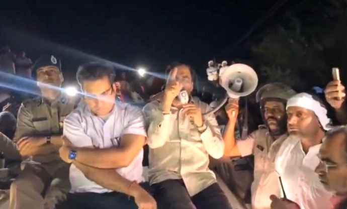 वीडियो न्यूज़ : भैराणा धाम में संतो का आंदोलन मामला : सांसद हनुमान बेनीवाल का ‘आधी रात’ जयपुर कूच, बीच रास्ते प्रशासन के साथ पांच मांगों पर बनी सहमति
