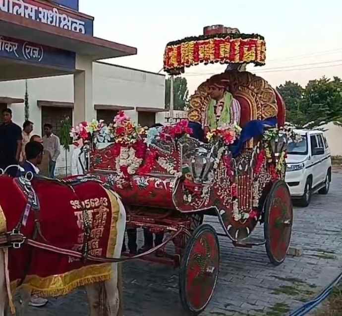 वीडियो न्यूज़ : नीमकाथाना डीएसपी को दी अनोखे अंदाज में विदाई : बग्गी में बैठाकर पुलिसकर्मियों ने किया DJ पर डांस, डाल बोले - नीमकाथाना का रहा अच्छा अनुभव