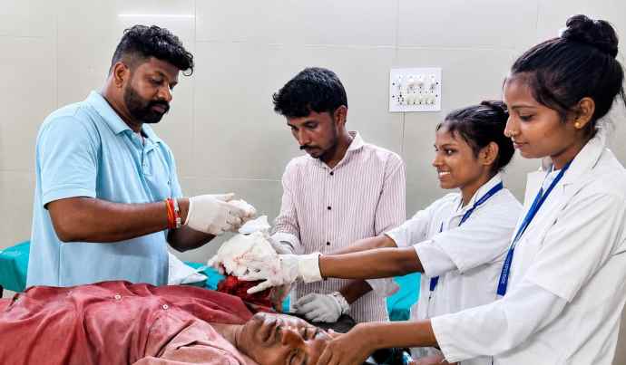 बांसवाड़ा में ट्रेलर - पिकअप की भीषण भिड़ंत : ड्राइवर का हाथ कटकर अलग हुआ , गंभीर हालत में जयपुर रेफर, ड्राइवर सीकर निवासी