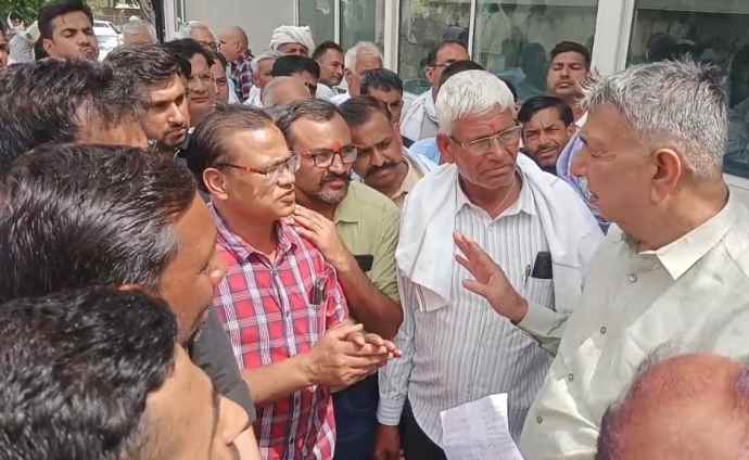 वीडियो न्यूज़ : नीमकाथाना में शाहपुरा रोड़ को यथावत रखने की मांग : व्यापारियों ने की सैनिक कल्याण सलाहकार समिति के अध्यक्ष प्रेम सिंह बाजोर से मुलाकात
