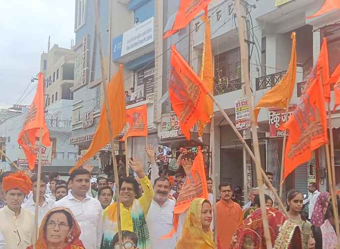 वीडियो न्यूज़ : नीमकाथाना में रामनवमी पर भव्य शोभायात्रा का आयोजन : शोभायात्रा का पुष्पवर्ष से भव्य स्वागत, नासिक से आए मशहूर बैंड ने शिवगर्जना का दिया जबरदस्त परफॉर्म