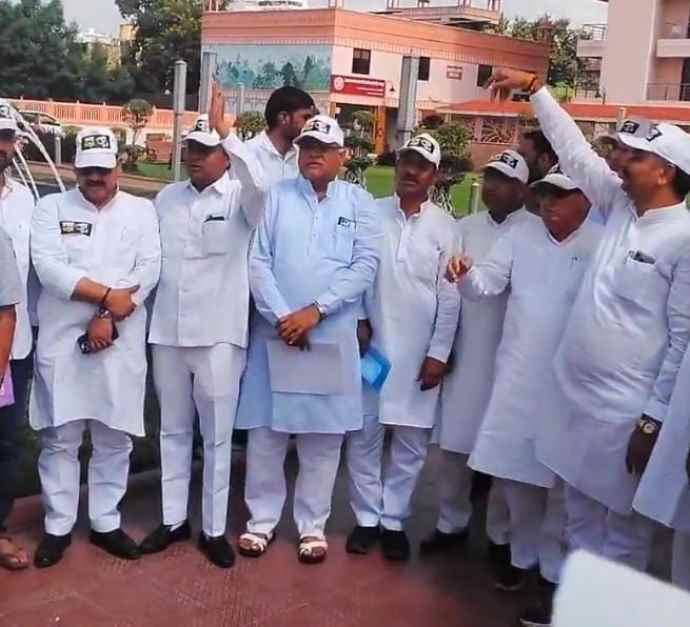कांग्रेस विधायको ने निकाला पैदल मार्च : कांग्रेस विधायको ने विपक्ष की तरफ एक्स्ट्रा कैमरे लगाए जाने पर जासूसी का आरोप लगाते हुए किया हंगामा , प्रश्नकाल का बहिष्कार