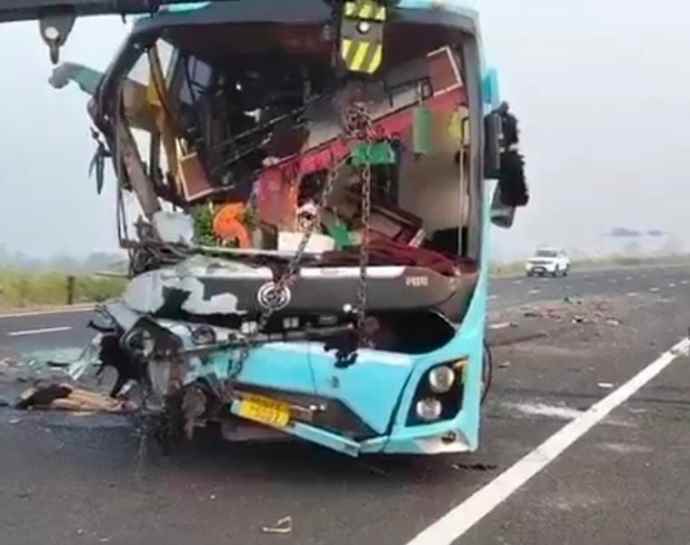 कोटा में दिल्ली-मुंबई एक्सप्रेस-वे पर बड़ा हादसा हुआ : दिल्ली से इंदौर जा रही स्लीपर कोच बस अज्ञात वाहन से टकराई, हादसे में 2 की मौत,  एक दर्जन यात्री घायल