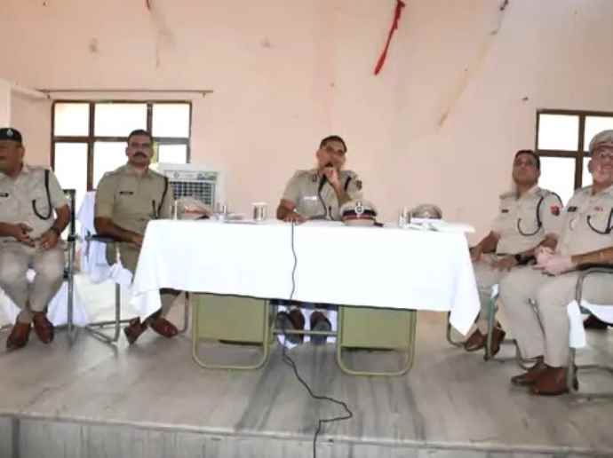 आईजी लांबा ने ली अधिकारियों की मीटिंग : जिले में बढ़ रहे साइबर अपराधों पर जताई चिंता, संगठित अपराधों के खिलाफ सख्त कार्रवाई के दिए निर्देश